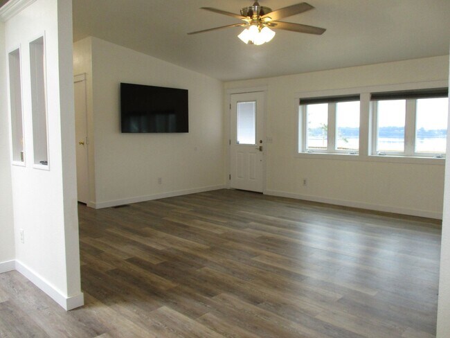 Foto del edificio - Charming 3-Bedroom Home with Bay Views, Ap...