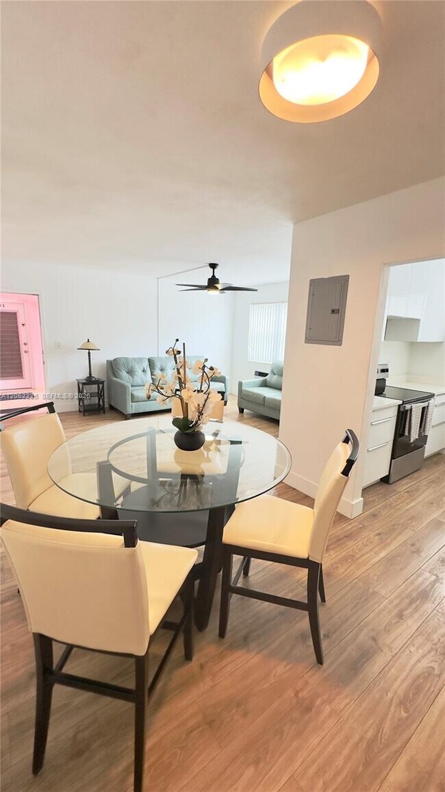 Foto del edificio - 700 Bayshore Dr