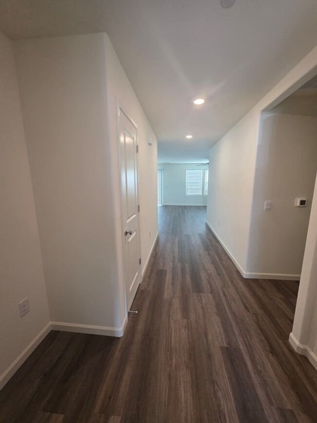 Building Photo - Spacious, beautiful and ready to be occupied!