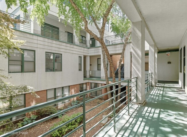 Foto del edificio - 1740 N Marshfield Ave