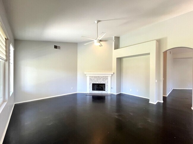 Foto del edificio - 3 bed, 2 bath located in Corona, CA!