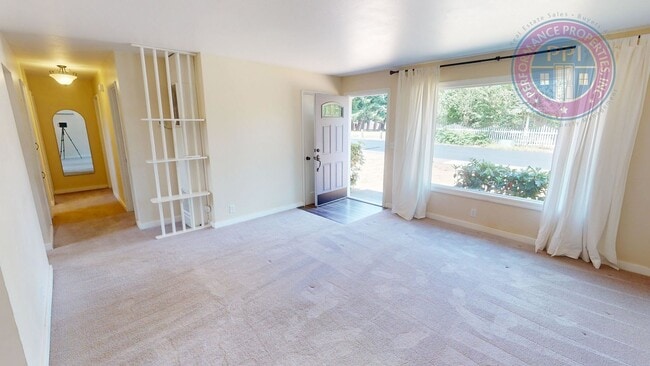 Building Photo - Cozy Cute Home In Quiet  Oregon City  Neig...