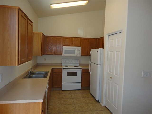 Building Photo - 8953 E Capri Ave