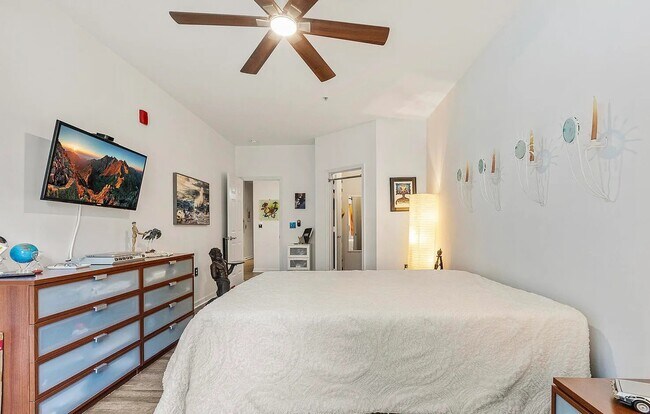 Building Photo - Well-Maintained 1BR with Modern Finishes