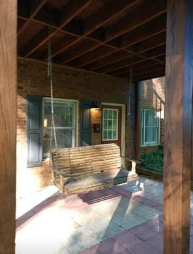Building Photo - 1075 Hargrove Lake Rd