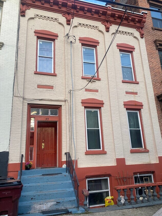 Primary Photo - 55 Ten Broeck St