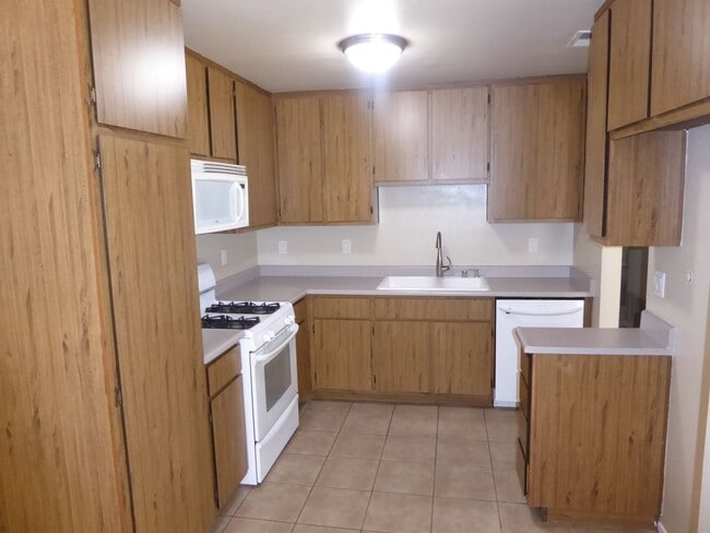 Building Photo - COMING SOON! Charming Single-Story 3-Bedroom Home with Pool Access and Gardener Service in Valencia!