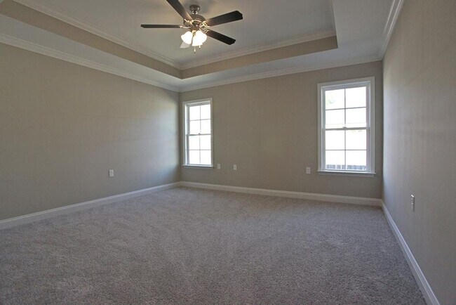 Foto del edificio - Stunning 4-Bedroom Home with Modern Amenit...