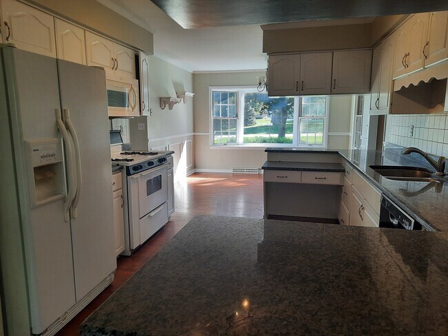 Building Photo - 956 Charles Ave