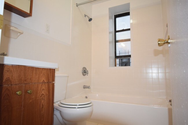 Building Photo - 9 Thayer St