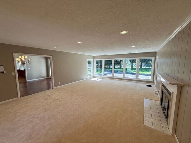 Foto del edificio - 4135 Rivercrest Dr N