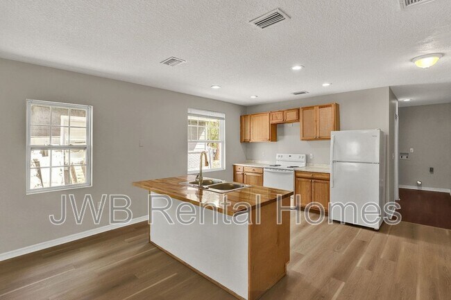 Foto del edificio - 1728 6th St W