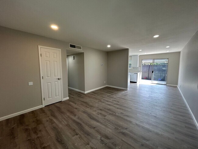 Foto del edificio - Stylish & Newly renovated Condo in McHenry Highlands