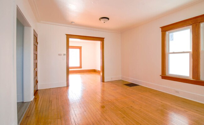 Foto del edificio - 418 W Irving Ave