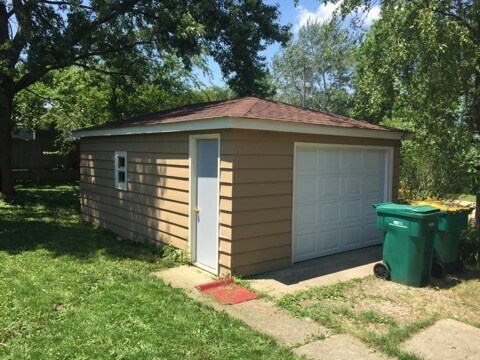 Building Photo - 2 bd 2 ba home large back yard Joliet