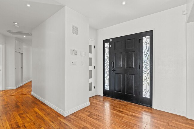 Foto del edificio - UPGRADED SOUTH OF THE BOULEVARD HOME WITH HUGE BACKYARD!