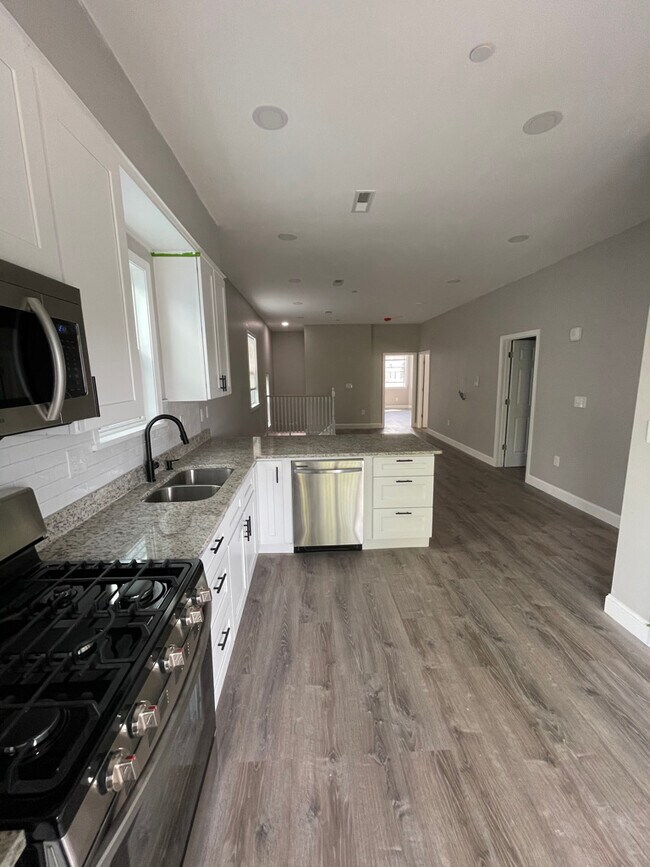 Unidad dos: cocina nueva de concepto abierto (electrodomésticos completamente nuevos, gabinetes, encimeras de granito con modernidad) - 34 Falcon St