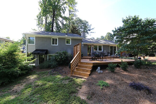 Building Photo - 2525 Medway Dr
