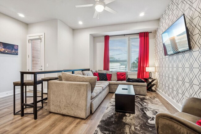 Building Photo - 2135 24th Ave N