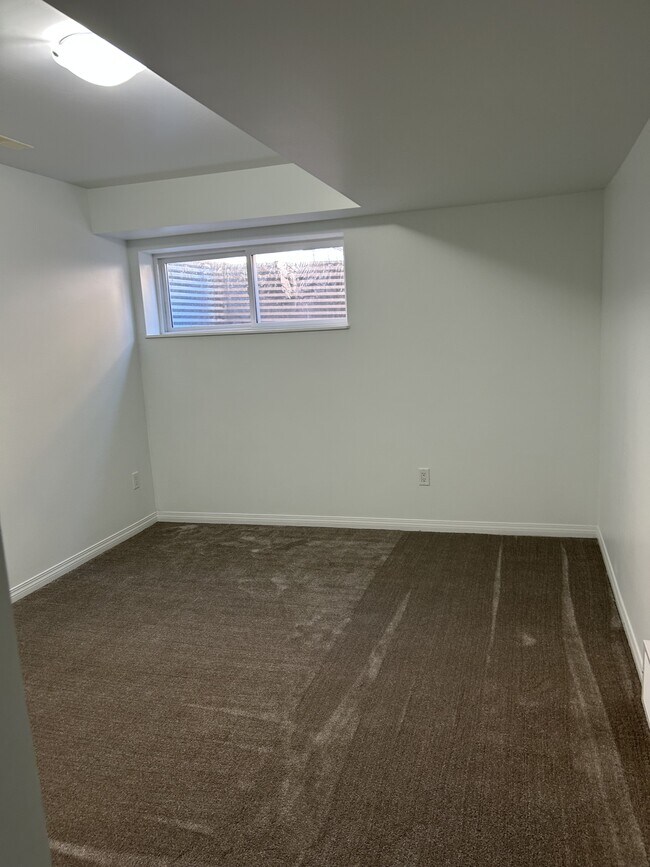 Photo du bâtiment - 12521-12577 77 St NW