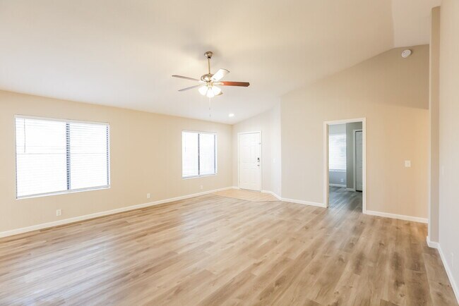 Foto del edificio - 74 S Oak St