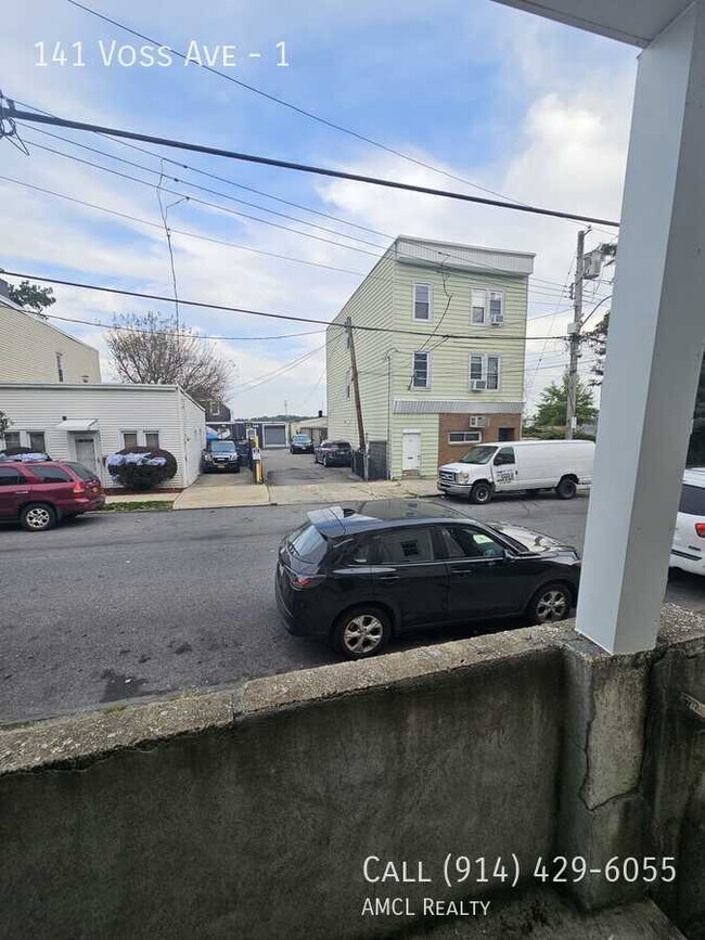 Building Photo - 3BR Apartment with a nice Backyard! (under...