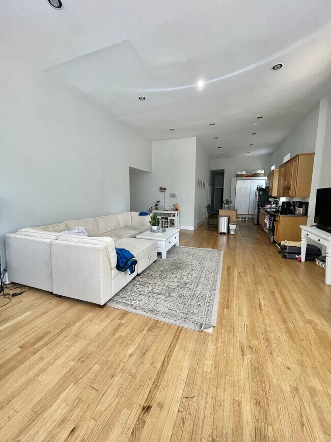 Foto del edificio - 2835 N Racine Ave