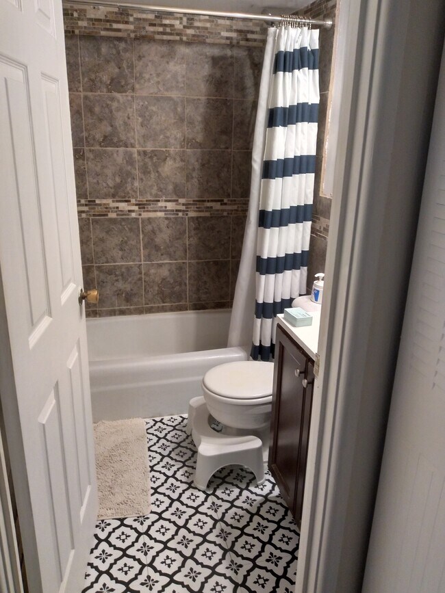 Bonito baño nuevo con azulejos nuevos y lavabo y piso nuevos. - 510 W Fullerton Pkwy