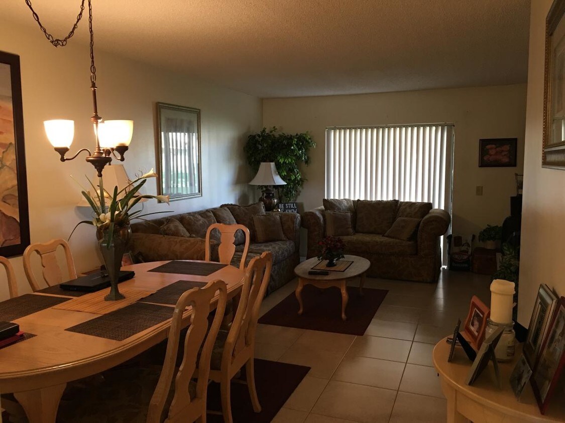 Living Room - 6736 Palmetto Cir S
