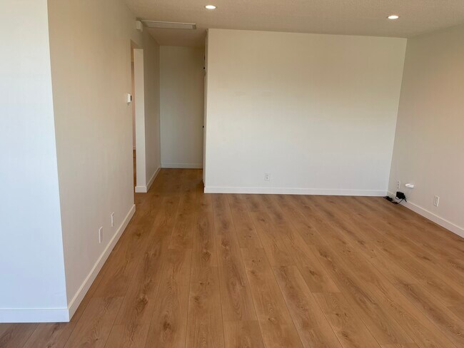 Sala de estar con vista al pasillo que lleva al dormitorio. ¡Parece más grande en persona! - 1039 6th St