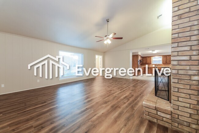 Foto del edificio - 2413 Golden Willow Ln
