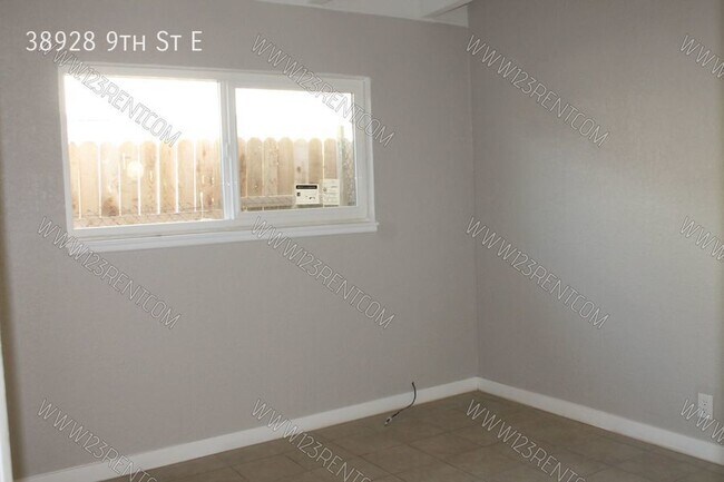 Foto del edificio - 3BD/1BTH FIRSTFLOOR APARTMENT/DUPLEX EAST ...