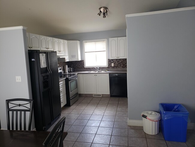 Building Photo - 10641-73ave 73 Ave