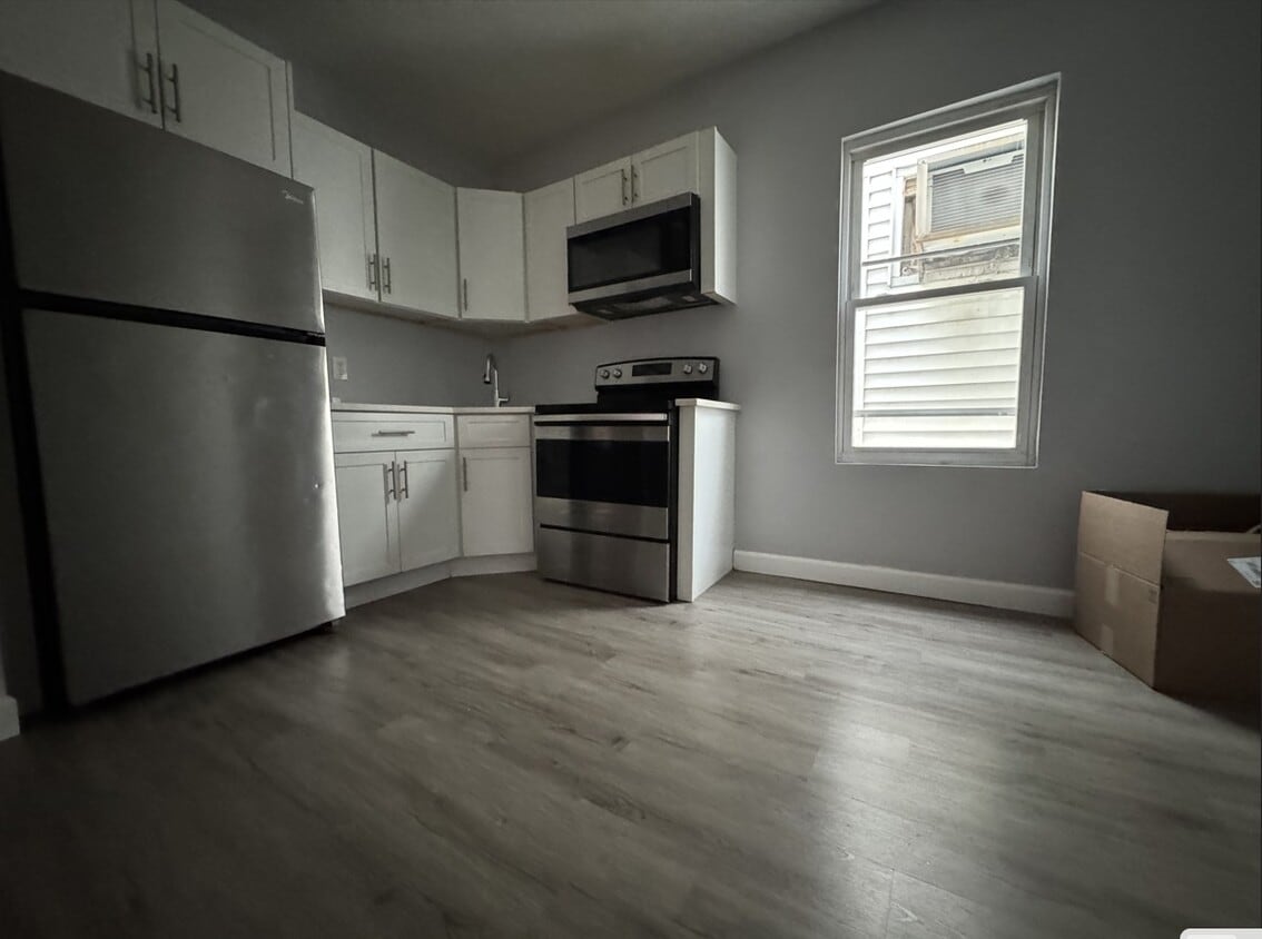 Primary Photo - 25 Bayview Ave