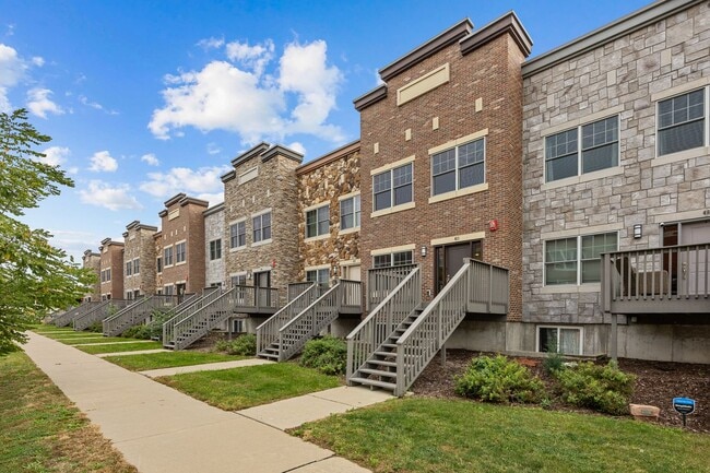 Foto del edificio - Fully Furnished Townhome Blocks Away From Downtown, Flexible Leasing Terms!