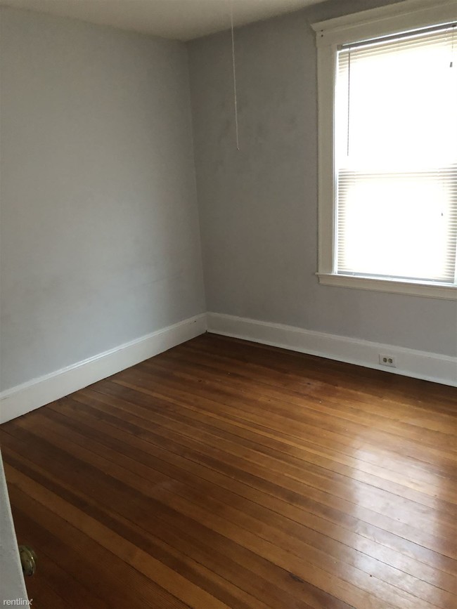 Building Photo - 119 Safford St