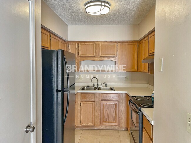 Building Photo - 1/2  MONTH FREE RENT