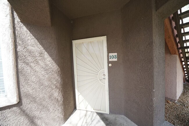 Foto del edificio - 7704 Himalayas Ave