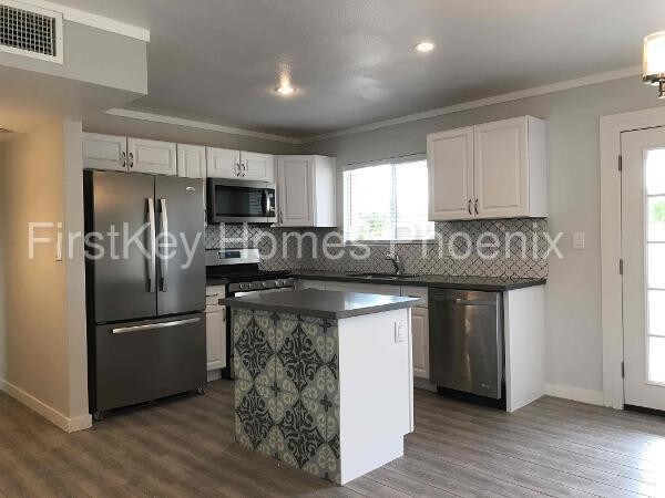 Building Photo - 2139 E Larkspur Dr