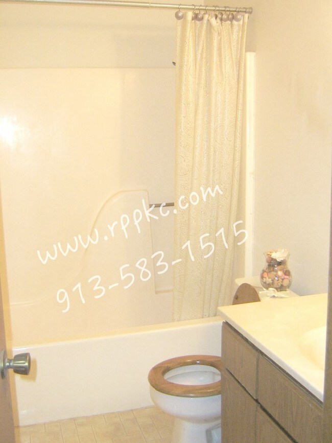 Building Photo - DeSoto 2 Bedroom Duplex