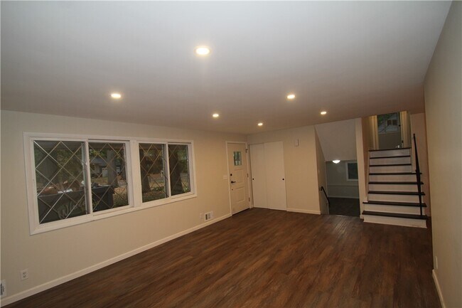 Building Photo - 34 Bright Oaks Dr
