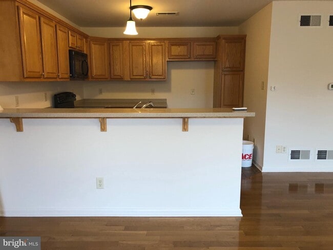 Building Photo - 101 Meadowcreek Dr S