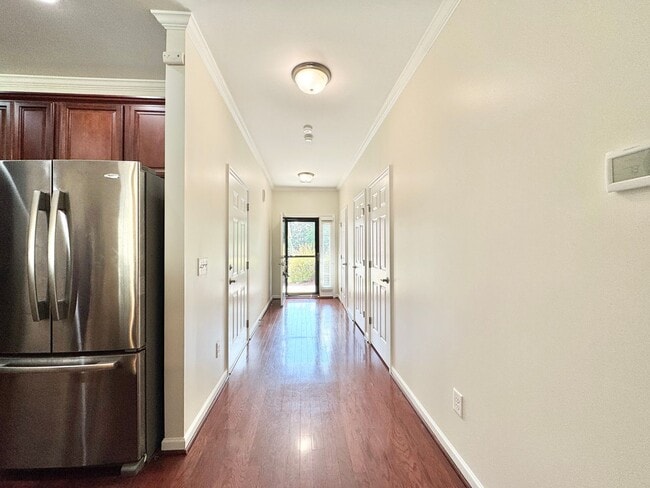 Building Photo - 2 Bedroom Townhome W/ Office Space & Large...
