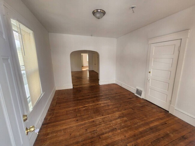 Building Photo - 1065 E 77th St