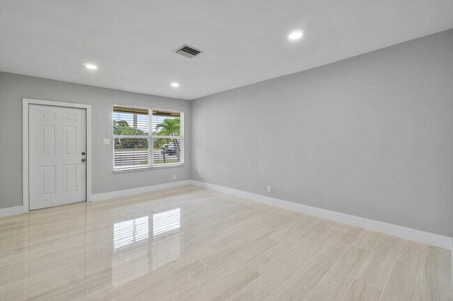 Building Photo - 3048 N Dixie Hwy