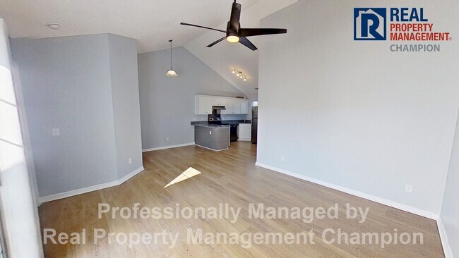 Foto del edificio - Immaculate 2 BD/2 BA Townhome with Open Floorplan and Split Bedrooms