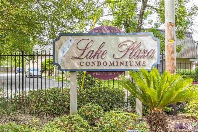 Building Photo - Beautiful 2 Bedroom Townhouse in Highly De...