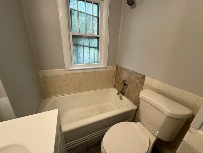 Building Photo - Recently renovated 3 Bed 1 Bath home