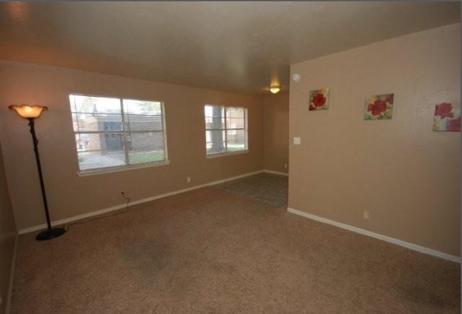 Living Room - X-Colonial Elms Apartments