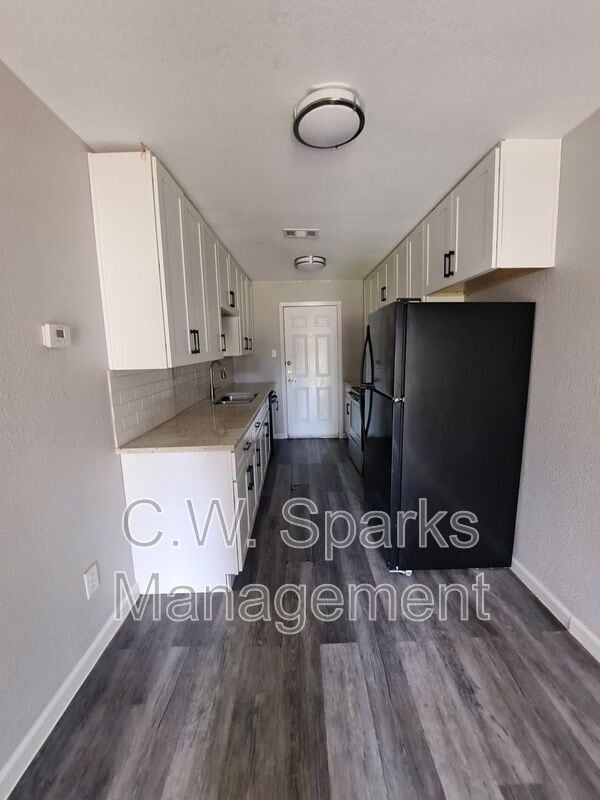 Foto del edificio - 815 Bluebird Dr